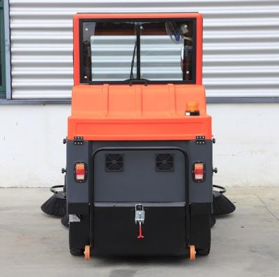 China Double Metal Rust Removal Brush Drive Type Dual Road Sweeper Machine With Air Conditioner for sale