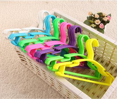 China 2021 Colorful Kids Lightweight Plastic Hangers Clothes Rack Baby Laundry Small Hanger Plastic Cloth Hanger for sale