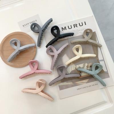 China Hair Claw Clips Ins Hot Selling Claw Clips Hair Accessories Plastic Frosted Oversized Crossed Hair Claws For Women for sale