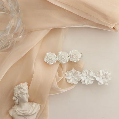 China Acrylic White Rose Flower Clip Hair Claw Blossom Hairpin Clips New Elegant And Flexible Main Top Spring Vintage Adult Headdress for sale