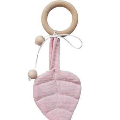 China Hot Sale Eco-friendly Europe and America Eco-friendly Baby Teething Ring Beech Wooden Molar Ring Leaf Shape Wooden Teether for sale