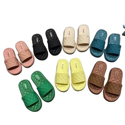 China Wholesale 2021 Fashion PVC Low Heel Flat Parent-child Shoes Comfortable Grid Candy Grid Comfortable Slippers Children's Shoes Breathable for sale