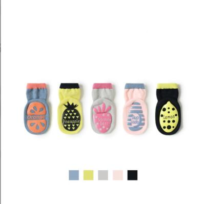 China New popular design QUICK DRY cute spring autumn baby floor jars fruit glue anti slip toddlers socks with grips for sale