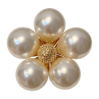 China Exquisite fashion Nordic high-grade retro pearl brooch autumn and winter pin decoration coat sweater bodice accessories for sale