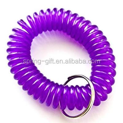 China Colorful Matching Rubber Flexible Plastic Spiral Key Ring Chains Coil Plastic Band Wrist Spring Key Chain With Tag for sale