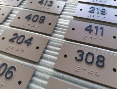 China Thermoformed 1/8“ Acrylada braille number signs Te koop