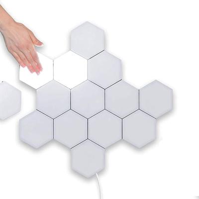 China Modern Modular DIY Geometry Hexagon Wall Lamp Quantum Touch Sensor Hexagonal Creative Assembly RGB Color LED Night Light For Indoor à venda