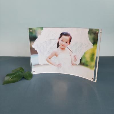 China Mordern Customized Magnetic Clear Acrylic Curved Acrylic Picture Frame Photo Frame For Decoration for sale