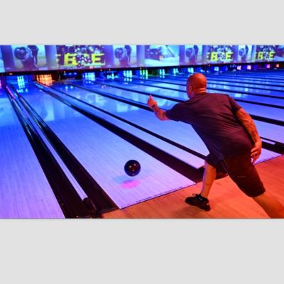 China Indoor Sports Equipment Synthetic Bowling Lanes with Various Glow Patterns and Colors for sale