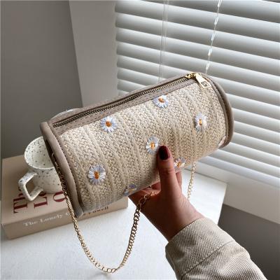 China 2022 New Fashion Fashion Straw Woven Bags Small Daisy Popular Shoulder Messenger Chain Women Purses Handbags for sale