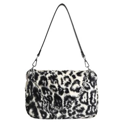 China 2021 New Arrival Portable Lady Fluffy Hobos Bag Fashion Chains Luxury Leopard Print Below Bag Texture Women Shoulder Bag for sale