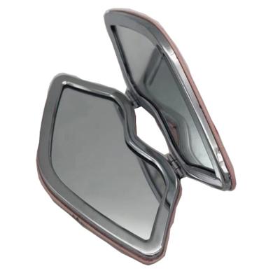 Cina Contemporary Double Sided Makeup Mirror Travel Compact Mirror for Purses Small Quicksand Folding Pocket Mirror, Lip Shape Folding Small in vendita