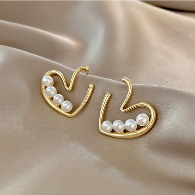 China Vintage Fashion Earring Heart Shaped Stud Imitation Pearl For Women Party Gifts Jewelry Accessories for sale