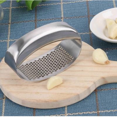 China Sustainable Amazon Straining Products Kitchen Instruments Cutting Tools Garlic Presser Stainless Steel Vegetable Garlic Mincing Crushing Tools for sale