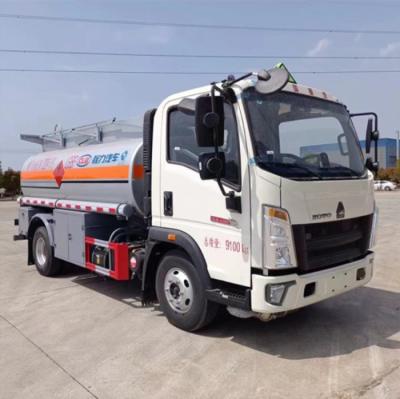 中国 5m3移動式燃料タンクディスペンサーのトラック5000L SINOTRUK HOWOオイルのBowserのトラック 販売のため