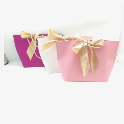 China Recyclable Custom Luxury Paper Gift Packaging Box With Handle Popular Small Size Paper Box Packaging for sale