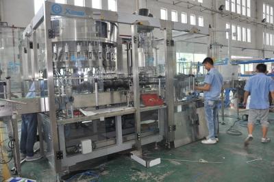 Cina Macchina gassata coperchio a vite di plastica della bevanda, imbottigliatrice automatica dell'acqua in vendita