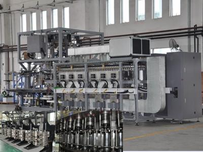 China Füllen des Tafelwasser-15000BPH und mit einer Kappe bedeckende Maschine PLC-Steuerung mit Touch Screen zu verkaufen