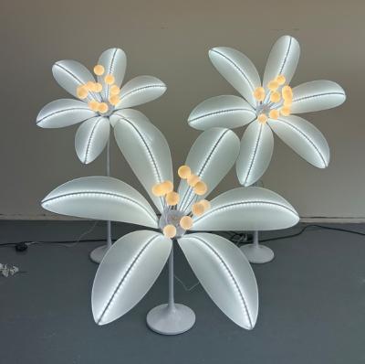 China Romantic Wedding Decoration Customized Lily Shape Led Light Decorations Road Lead Light For Wedding Stage Party for sale