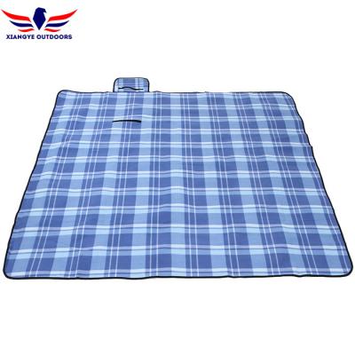 China Polar Fleece Plaid Outdoor Picnic Blanket with Sandproof Barrier and 3 Layers Padding for sale