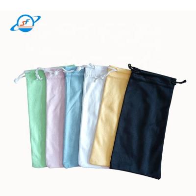 Chine 18*9cm Sac à lunettes en microfibre douce Poche de lunettes de soleil Sac à cordes personnalisé à vendre