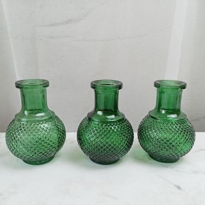 China 20221 Traditional New Design Colored Diamond Pattern Glass Flower Vase For Wedding Gift for sale