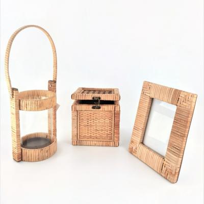 China Custom Hand Woven Rattan Standing Photo Family Hand Woven Rattan Standing Photo Frame-Small Size for sale