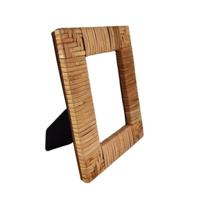 China Custom Hand Woven Standing Family Rattan Photo Frame - Woven Standing Rattan Photo Frame-Small size for sale