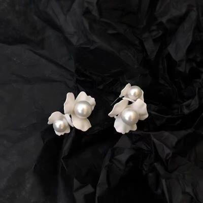 China 2022 new designer earrings needle s925 romantic mini pearl earrings silver exclusive flower earrings for sale