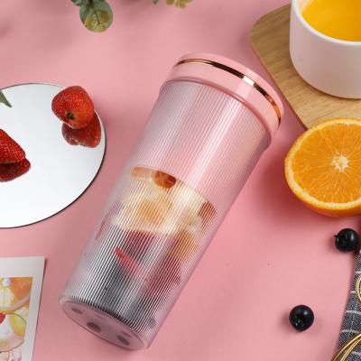 China Mini Juicer Wireless Small Blender Portable Household USB Rechargeable Electric Fruit Juicer Blender Refill Cup for sale