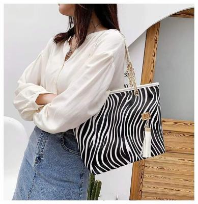 China High quality women pearl handbags 2022 new contrast color large capacity women handbags shoulder bag for sale