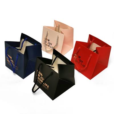 China Recyclable Paper Bag Gift Paper Bag Luxury Paper Bag for sale