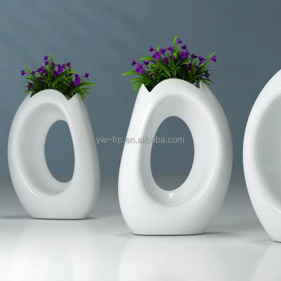 China Large O Shape Flower Pot O Shape Fiberglass Flower Stand Bulk Decoration Hotel Square Mall Garden zu verkaufen