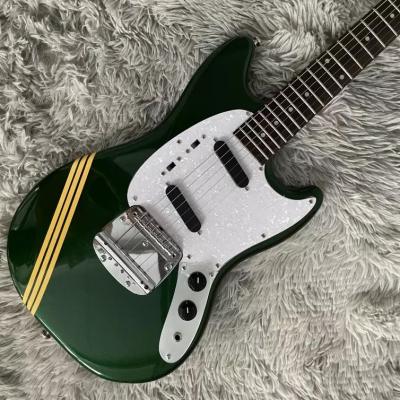 China Guitarra eléctrica de estilo Fender Mustang de diseño personalizado Metal Verde S-S Pickups Hardware de cromo en venta