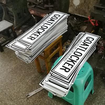 中国 Manufacture metal aluminum license plate nameplate aluminum decoration emboss wall license plate street road tinplate sign 販売のため