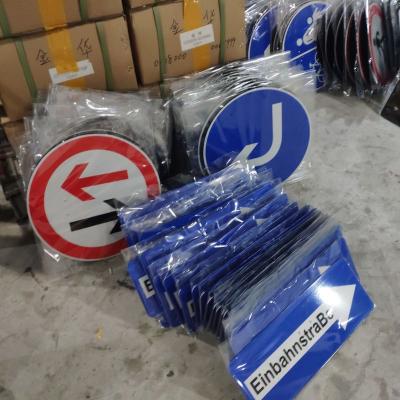 China Aluminum Reflective Film Outdoor Metal Sign Board Emboss Road Traffic Street Arrow Sign Board Te koop