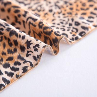 China Modern Fashion Leopard Design Luxury Animal Custom Printed Satin Table Runners for sale