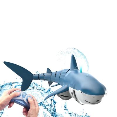 China Eco-friendly Simulation Rechargeable Electric Remote Control High Shark Water Spray Boat rc 2.4GHz swimming toys for kids for sale