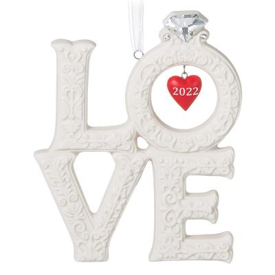 China Shape Garden White Europe Resin LOVE Polyresin Decor Holiday Love Hanging Sign Figure With Red Heart And Diamond Decor Hanging Home Decor for sale