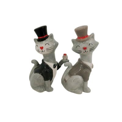 China Sustainable Custom Design Bride and Groom Ceramic Decorative Cat Salt and Pepper Pot Shaker For Wedding for sale