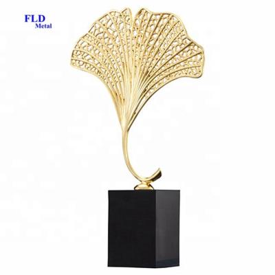 China Europe dropshipping luxury gold ornament gifts decorative ginkgo leaf metal crafts for home decor for sale