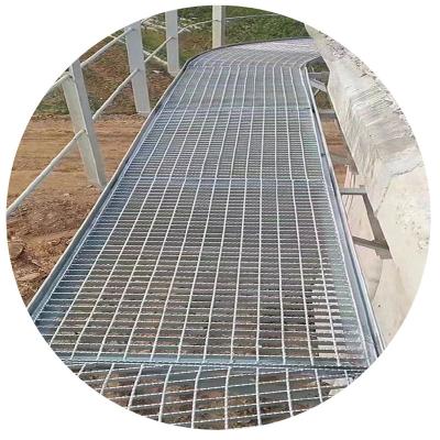 China Traditional Hot Dipped Galvanized Catwalk Floor Mesh Grating Machine Open / Plugged Steel Grating Welding for sale