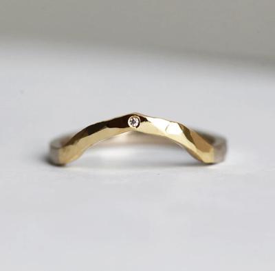 China Vintage 18K Gold Hammered Gold Ring With Diamonds Hand Hammered Curved Solid Gold Hammered Rings Band for sale