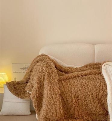 China Hot Selling Anti Dust Mite Cool Color Flannel Portable Soft Blankets Lamb Cashmere Soft Blanket Blanket for sale