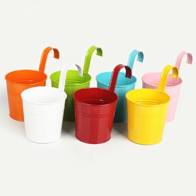 China Modern Multicolor Balcony Garden Planting Metal Hanging Flower Pots With Hook for sale