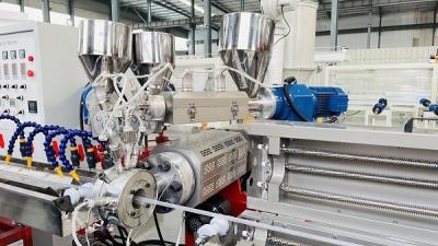 China Máquina de extrusão de tubos de PVC de parafuso único multifuncional flexível com potência de 15 kW à venda