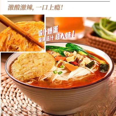 China Schnell und einfach, gesunde Instant-Ramen mit Gemüse und Eiern kochen. zu verkaufen