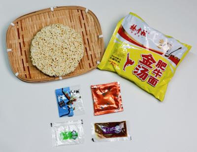 China 12 maanden houdbaarheid Instant Noodles Gouden soep Bies smaak voor de beste smaak ervaring Te koop