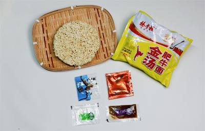 China 125g*24 Instant Noodles met gouden soep rundvlees smaak en koken met kokend water Te koop