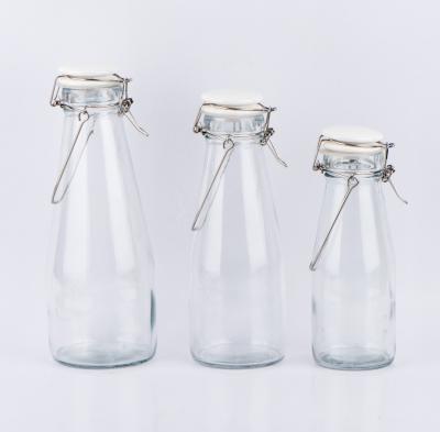 China Freshness Preservation CCP957 500ml 750ml 1000ml Milk Bottle Glass Water Bottle With Lid And Clip Handle for sale